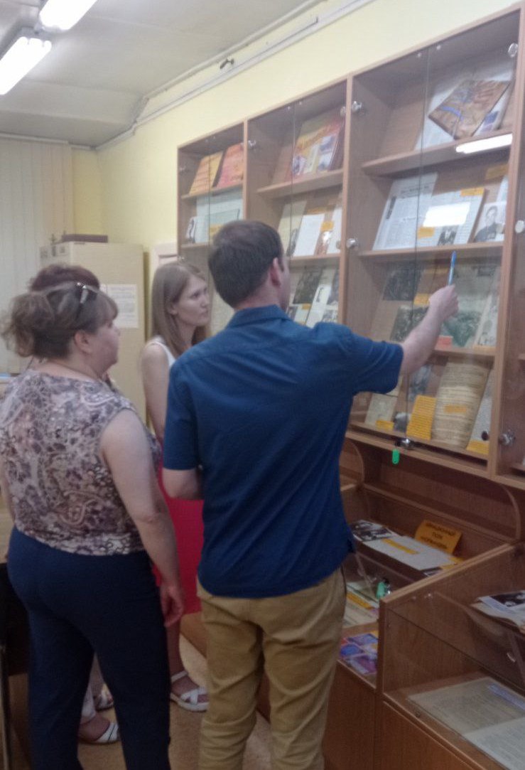 Главный архивист К.Н.Алхутов проводит экскурсию по выставке