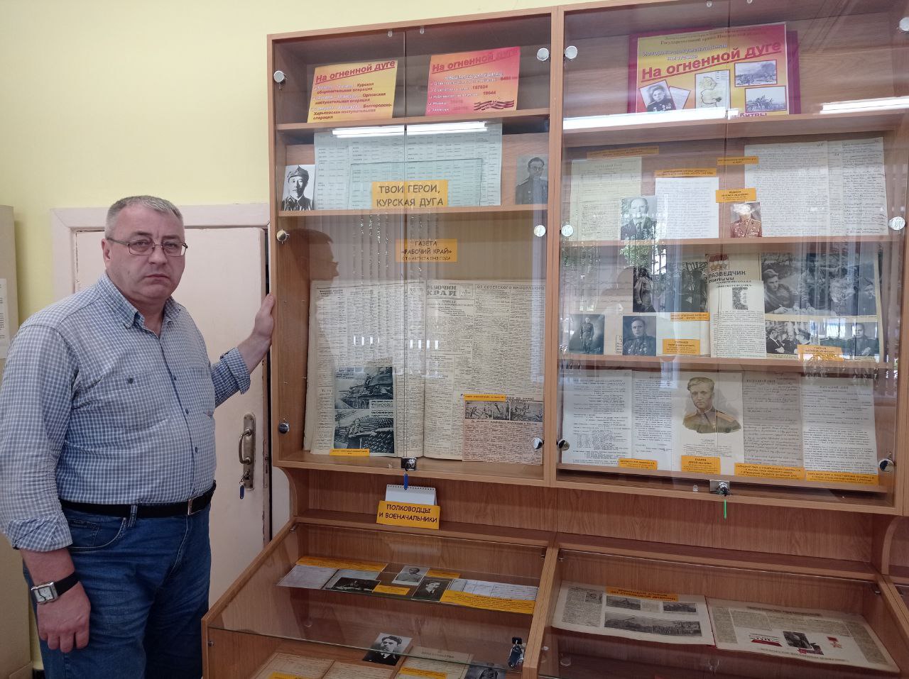 Директор архива А.М.Семененко представляет выставку
