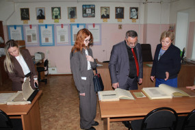 Посещения выставок в читальном зале ГАИО