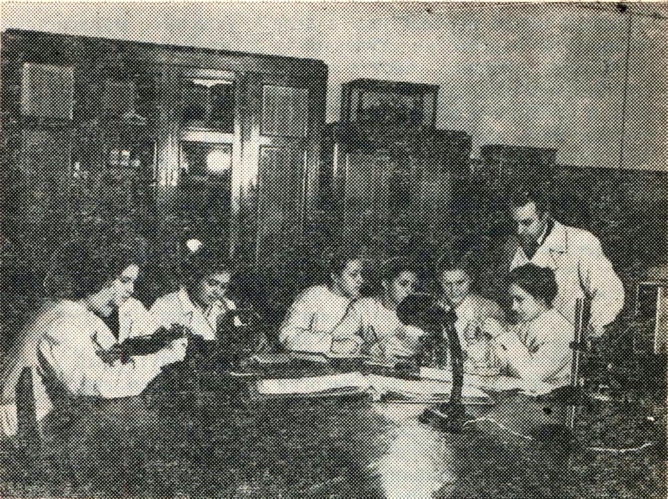 Занятия в научном студенческом кружке при кафедре гистологии, 1950-е гг.